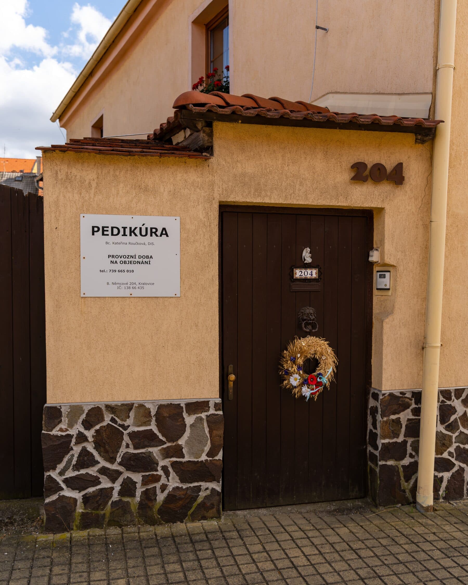 Vstup do provozovny Nohy v cajku, Boženy Němcové 204, Kralovice